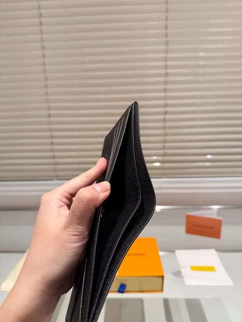 Louis Vuitton Leather Wallet — photo 10