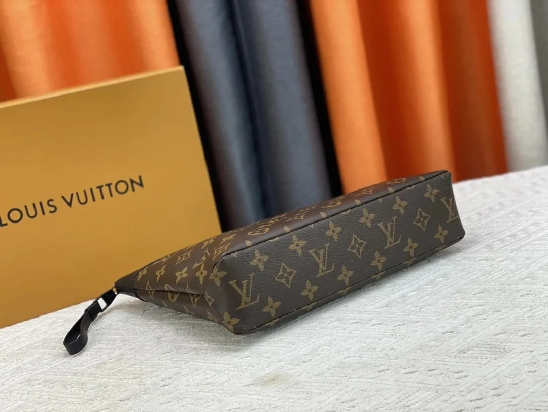 Louis Vuitton Leather Clutch — photo 6