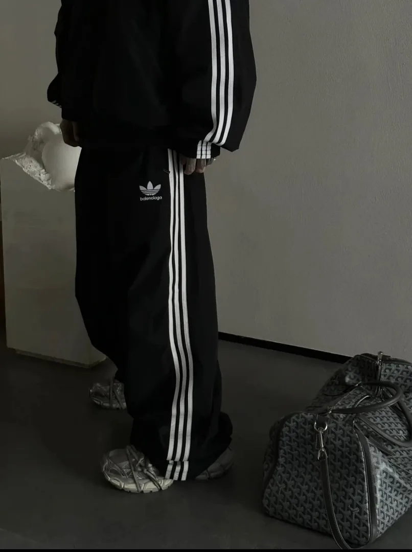 Balenciaga Embroidered Three-Stripe Sweatpants — Photo 4