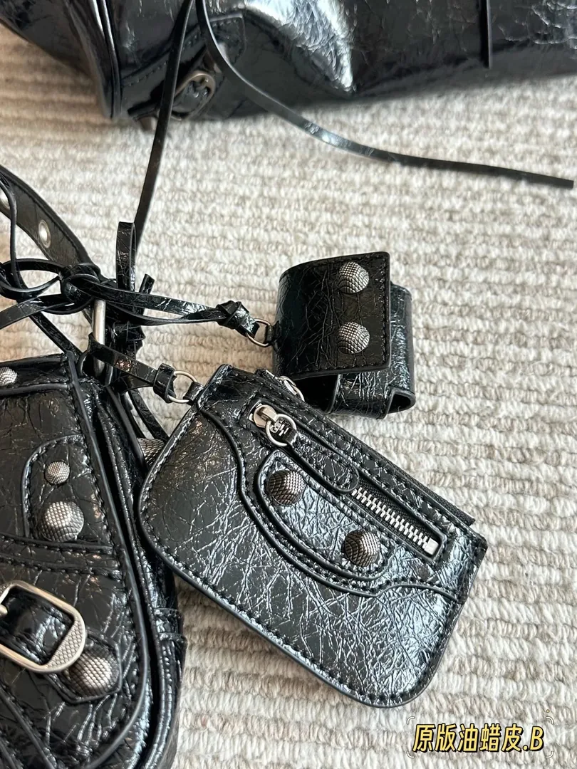 Balenciaga Le Duffle Waxed Leather Bag — photo 7