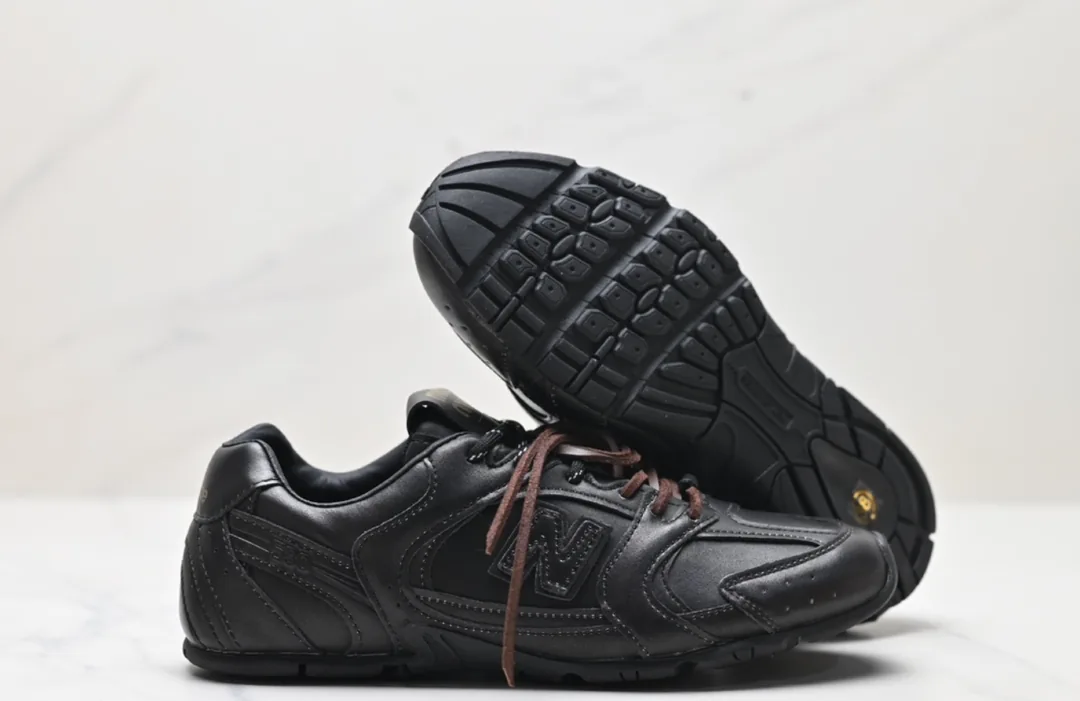 New Balance White Retro Jogging Shoes — Photo 15