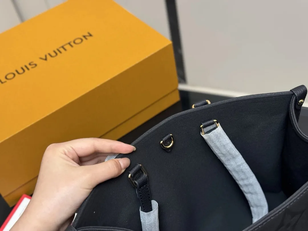 Louis Vuitton OnTheGo Leather Tote — photo 9