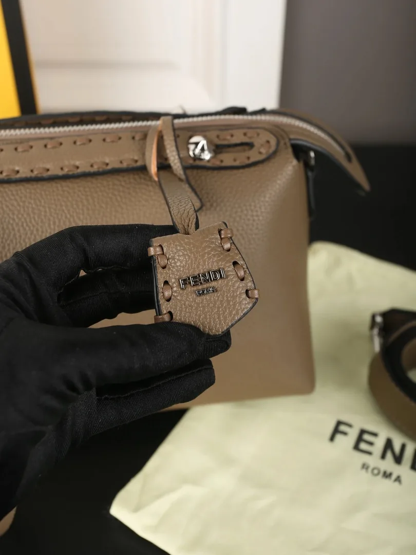 Fendi By The Way Soft Boston Bag — Zdjęcie 12