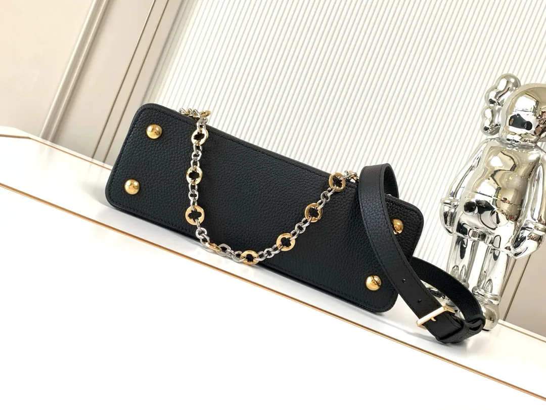 Louis Vuitton Capucines Handbag — Zdjęcie 4