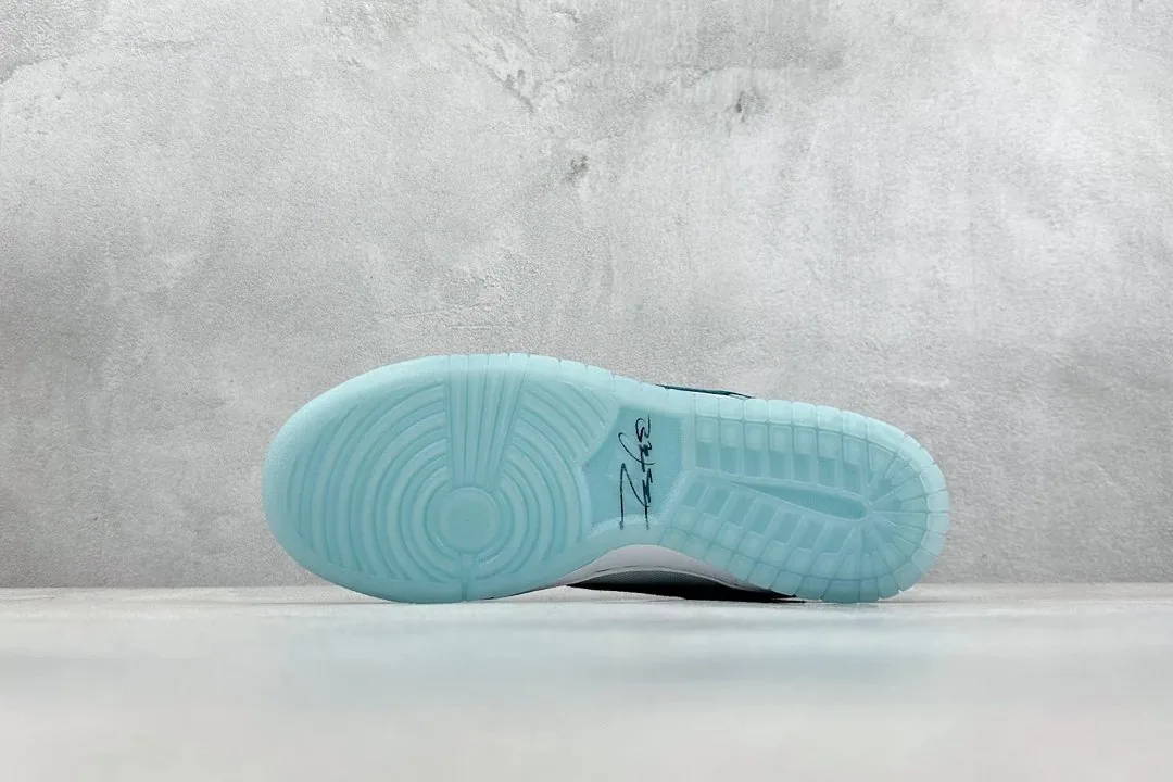 Nike SB Dunk Low Futura Laboratories White Blue Sneakers — photo 4