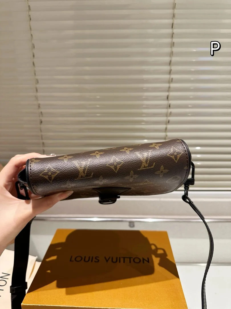 Louis Vuitton S Lock Leather Bag — Photo 5