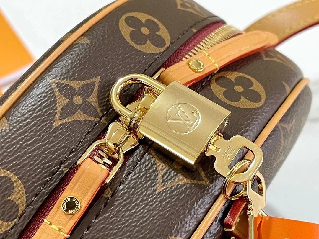 Louis Vuitton Monogram Shoulder Bag — photo 11