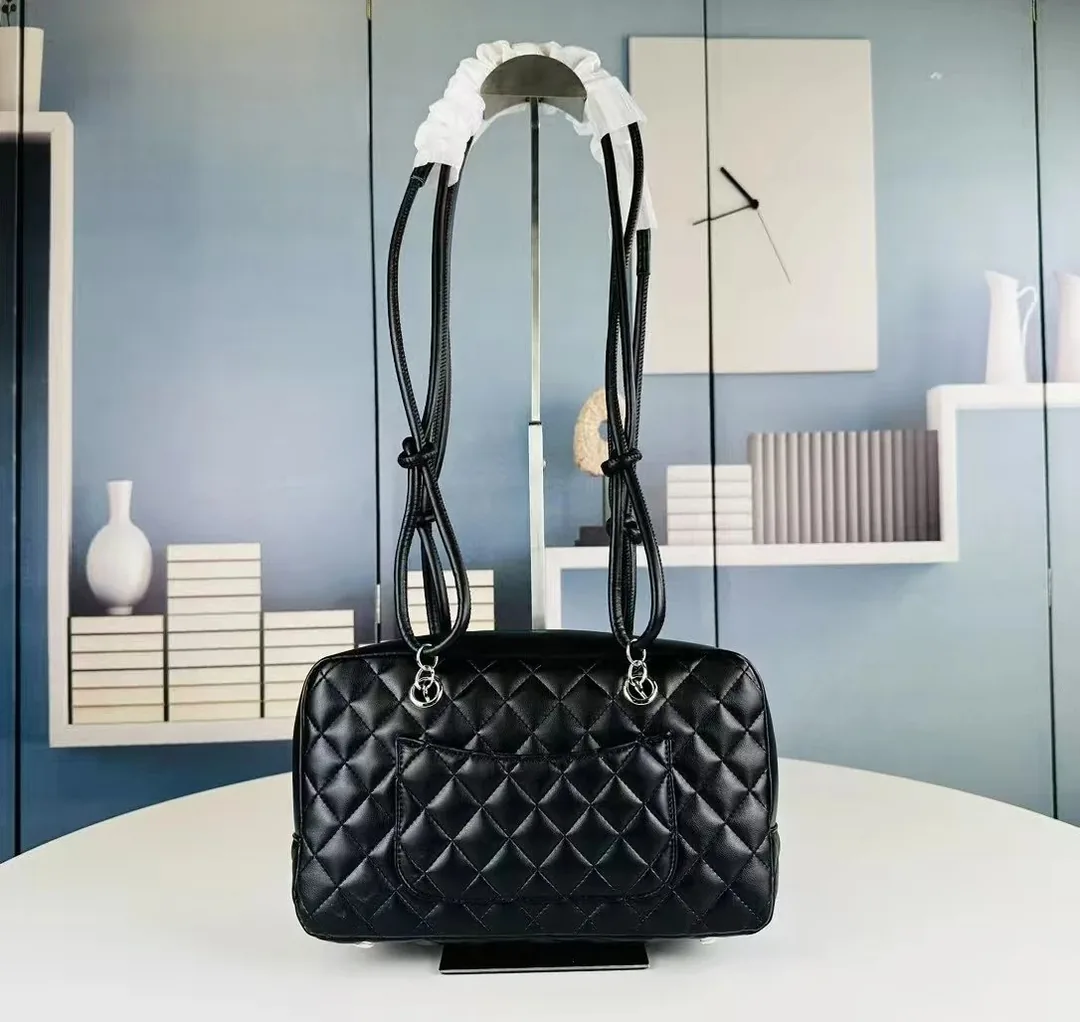 Chanel Leather Shoulder Bag — photo 2
